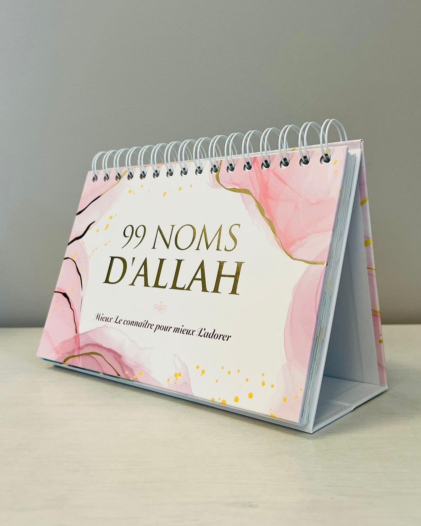 99 noms d'Allah - Mieux Le connaître pour mieux L'adorer - Calendrier chevalet Al-Hadîth Calendriers, organiseurs et agendas Librairie Musulmane Al-imen