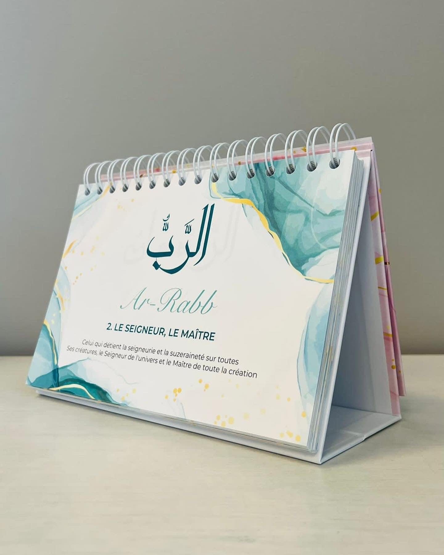 99 noms d'Allah - Mieux Le connaître pour mieux L'adorer - Calendrier chevalet Al-Hadîth Calendriers, organiseurs et agendas Librairie Musulmane Al-imen